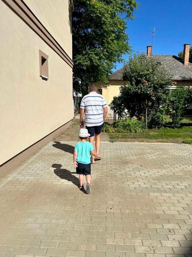 Zsuzsa Apartman Hajduszoboszlo Luaran gambar